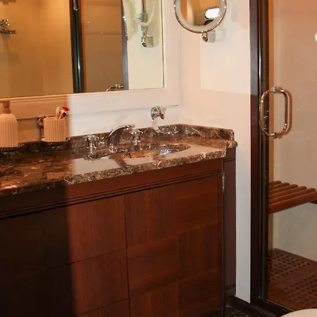 105 Ft Yacht 船上ホテル *