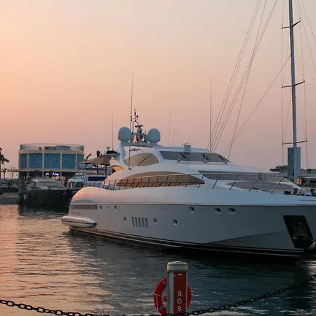 Úszó hotel 105 Ft Yacht Mykonos Town