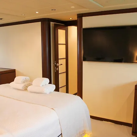 105 Ft Yacht プサロウ