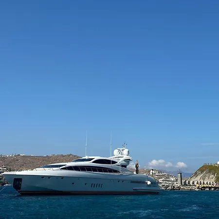 Úszó hotel 105 Ft Yacht