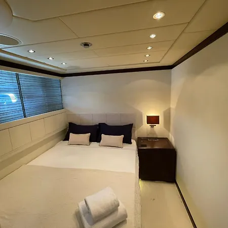 105 Ft Yacht Úszó hotel *